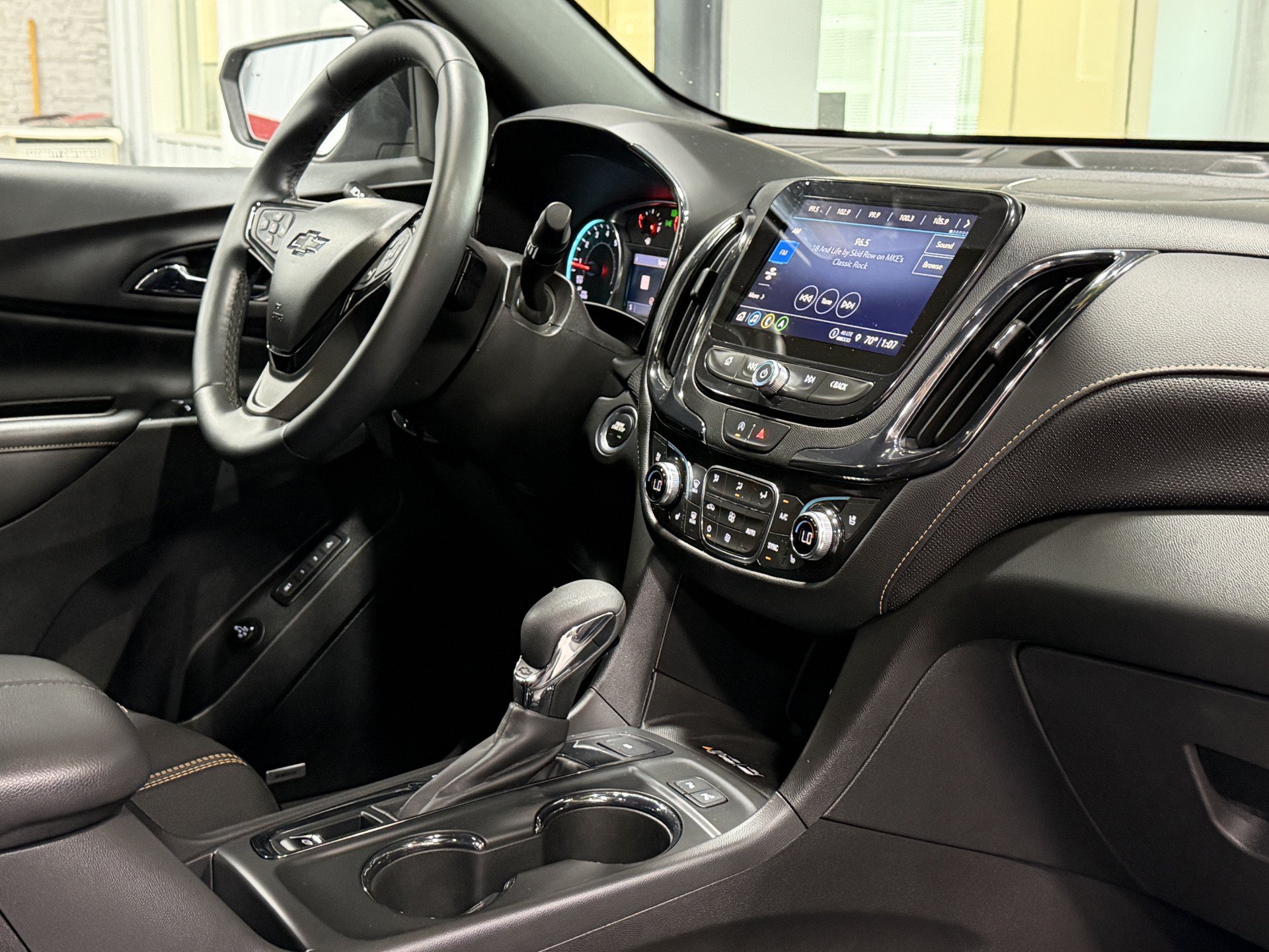 Used 2023 Chevrolet Equinox Premier AWD/4WD image 8