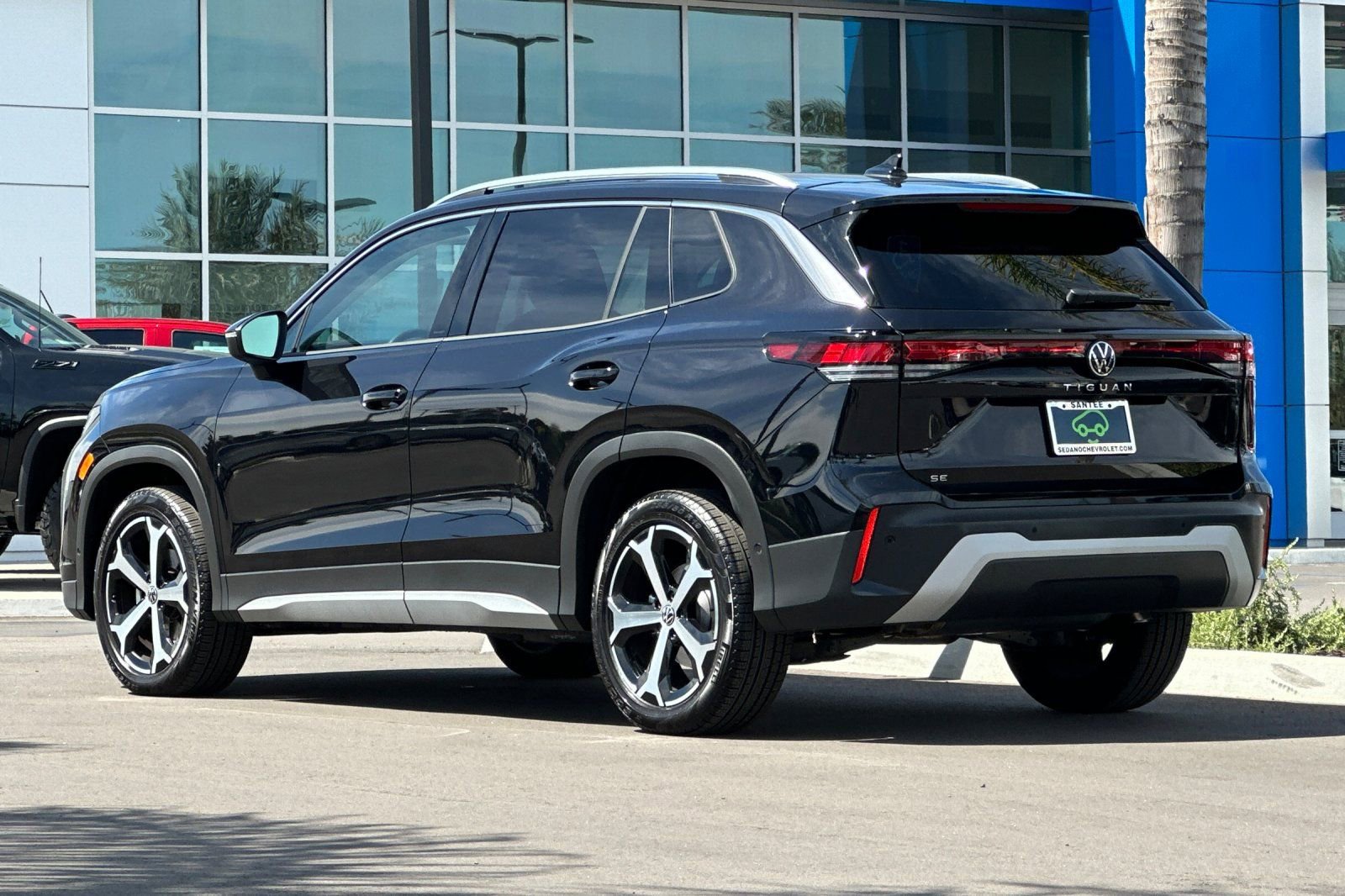 Used 2025 Volkswagen Tiguan SE FWD image 6
