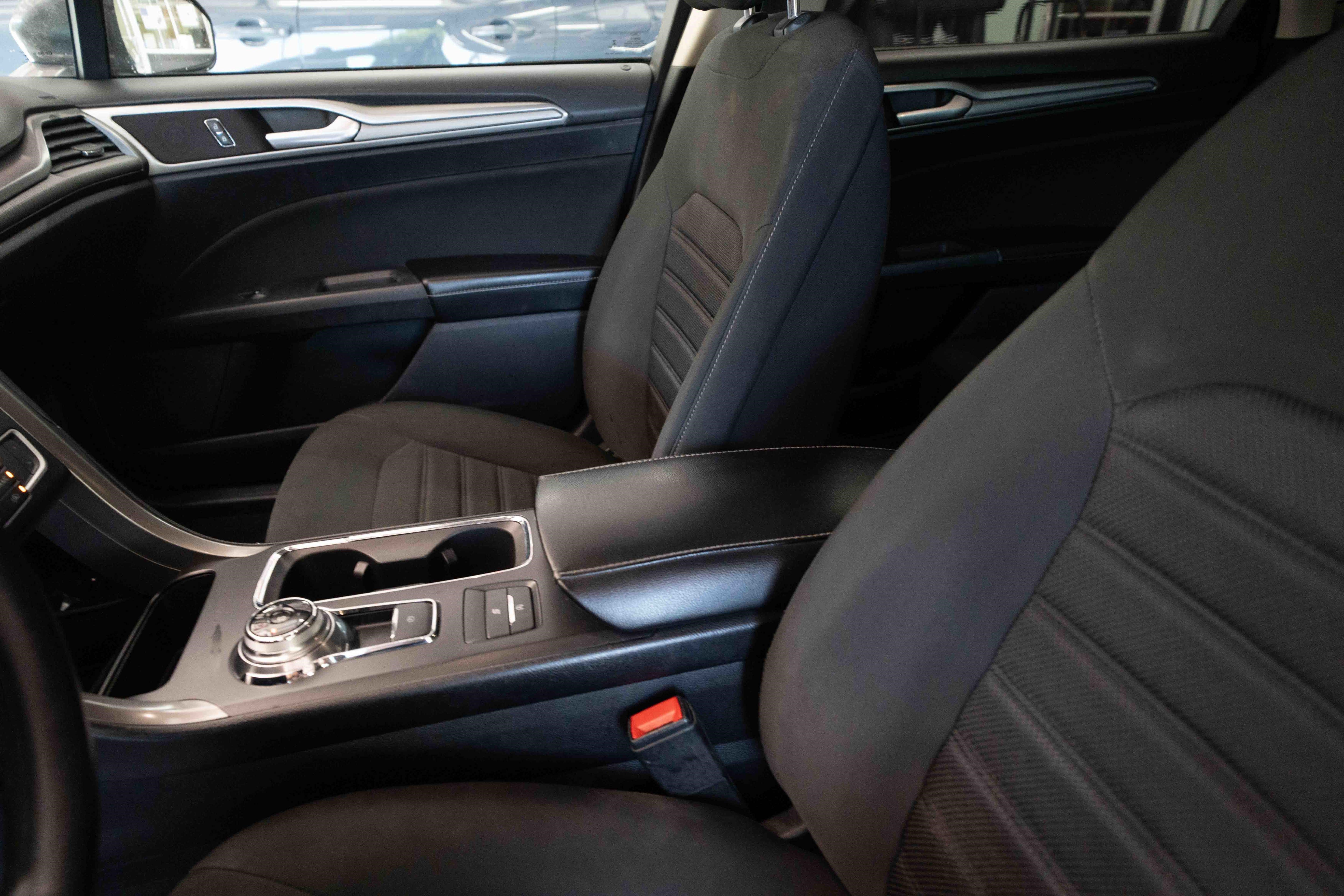 Used 2020 Ford Fusion SE FWD image 10
