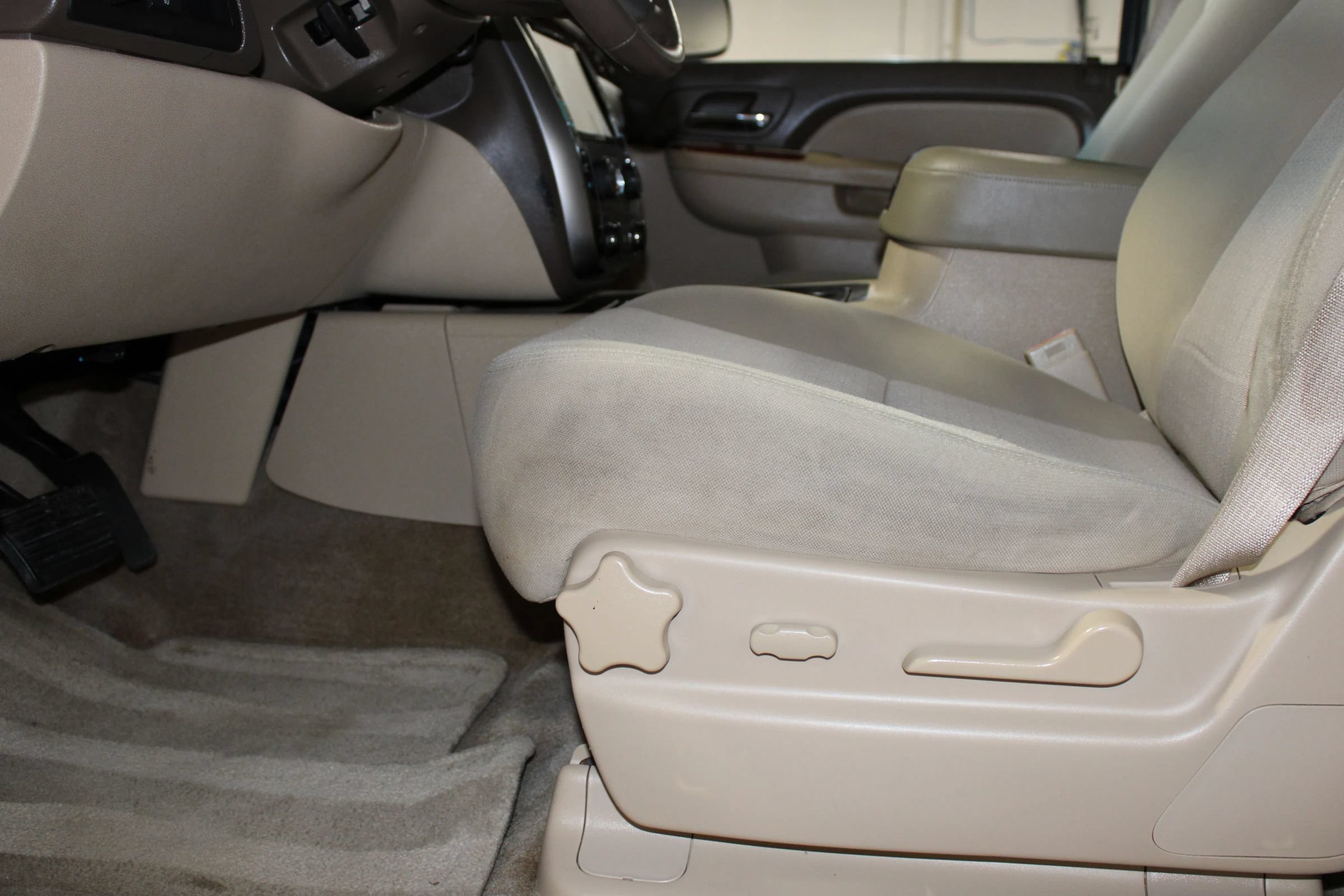 Used 2013 Chevrolet Avalanche LS RWD image 24