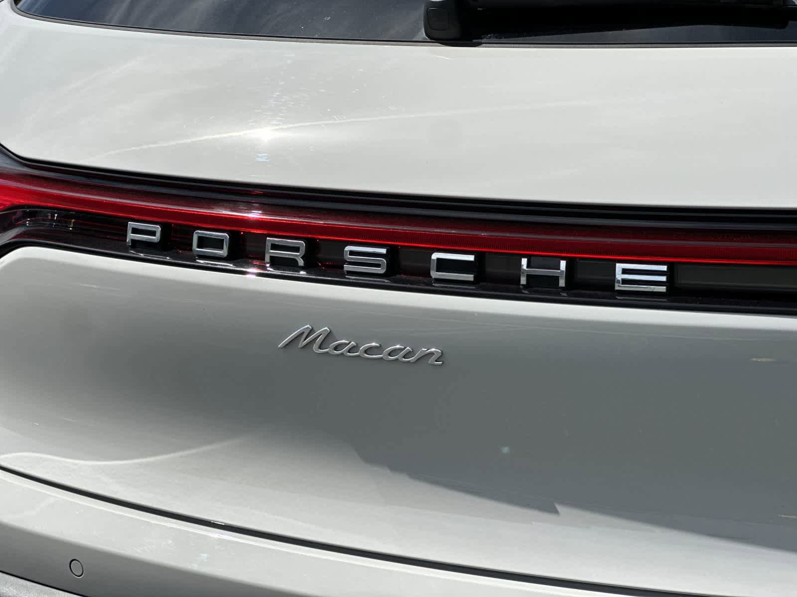 Certified 2025 Porsche Macan AWD/4WD image 31