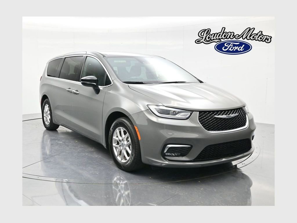 Used 2025 Chrysler Pacifica Select