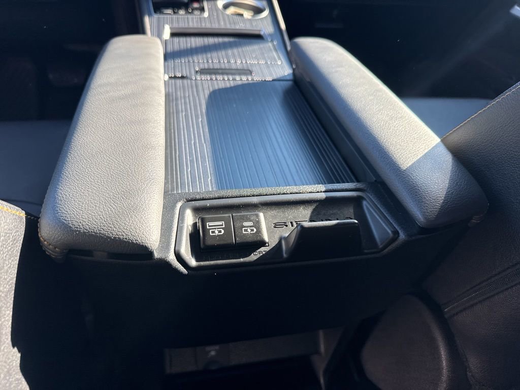 Used 2023 Toyota Sienna XLE Woodland Edition image 9