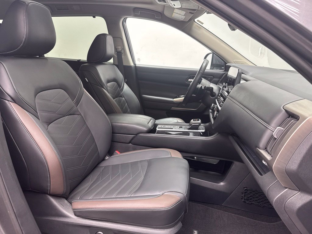 Used 2025 Nissan Pathfinder Platinum FWD image 26