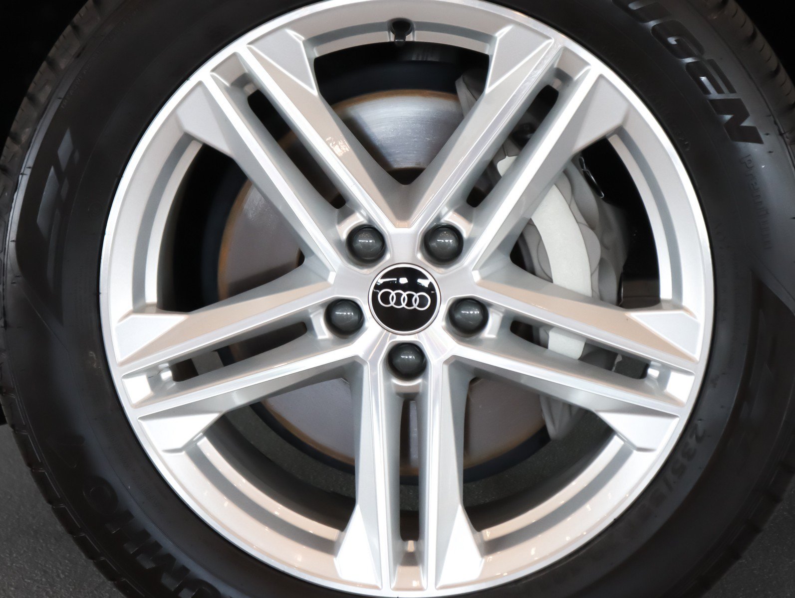 Used 2024 Audi Q5 e Premium w/ Convenience Package AWD/4WD image 5