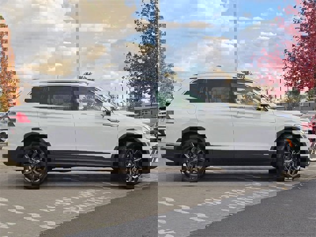 Used 2024 Volkswagen Tiguan SE image 24