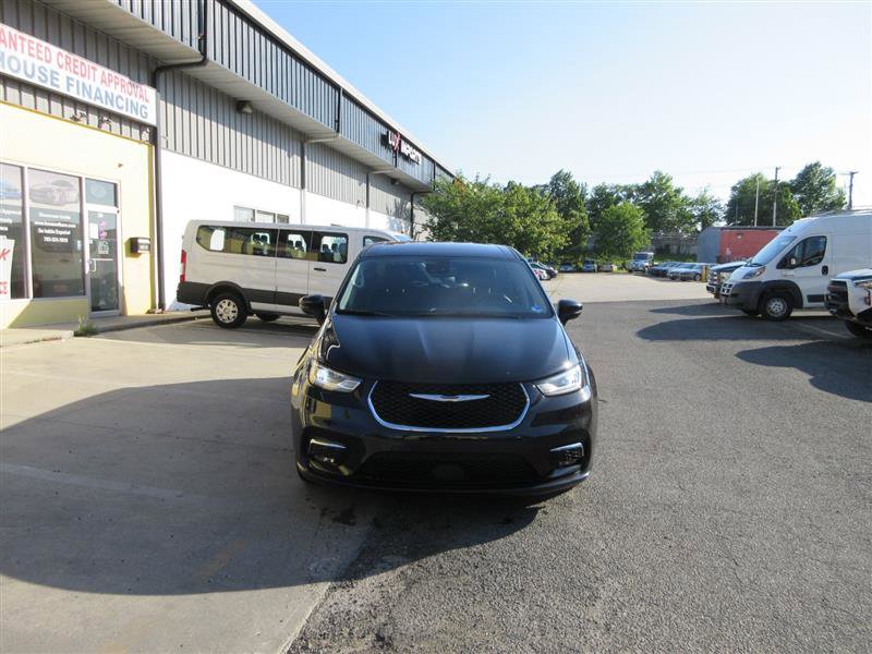 Used 2023 Chrysler Pacifica Touring-L FWD image 11