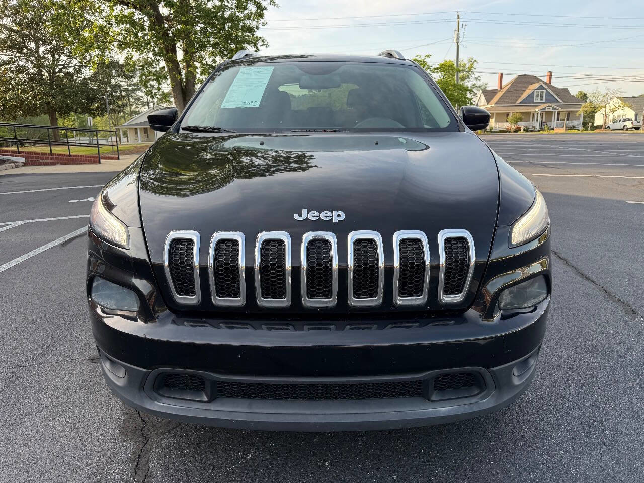 Used 2017 Jeep Cherokee Latitude FWD image 3