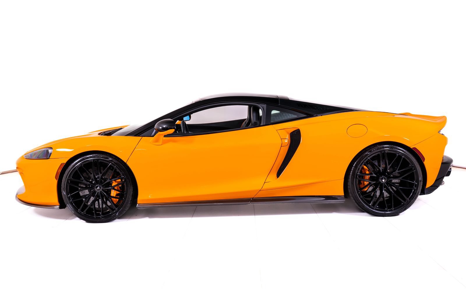 Used 2023 McLaren GT RWD image 2