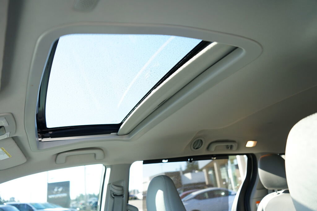 Used 2020 Toyota Sienna XLE w/ XLE Navigation Package image 21