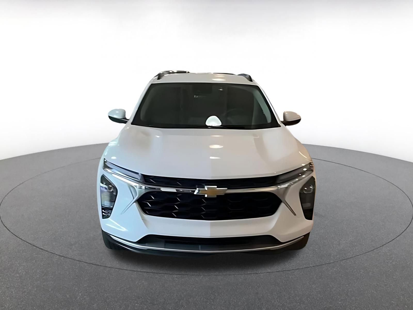 Used 2025 Chevrolet Trax LT FWD image 4