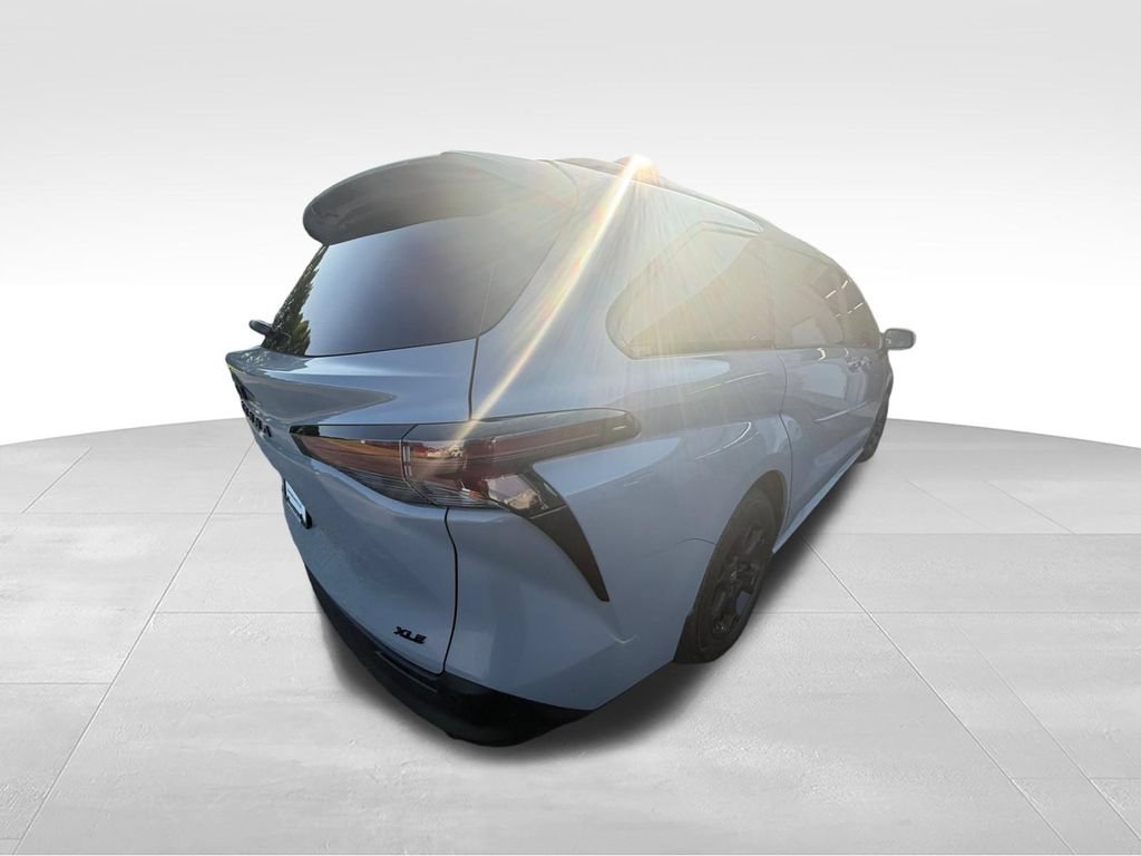 Used 2025 Toyota Sienna XLE Woodland Edition AWD/4WD image 6