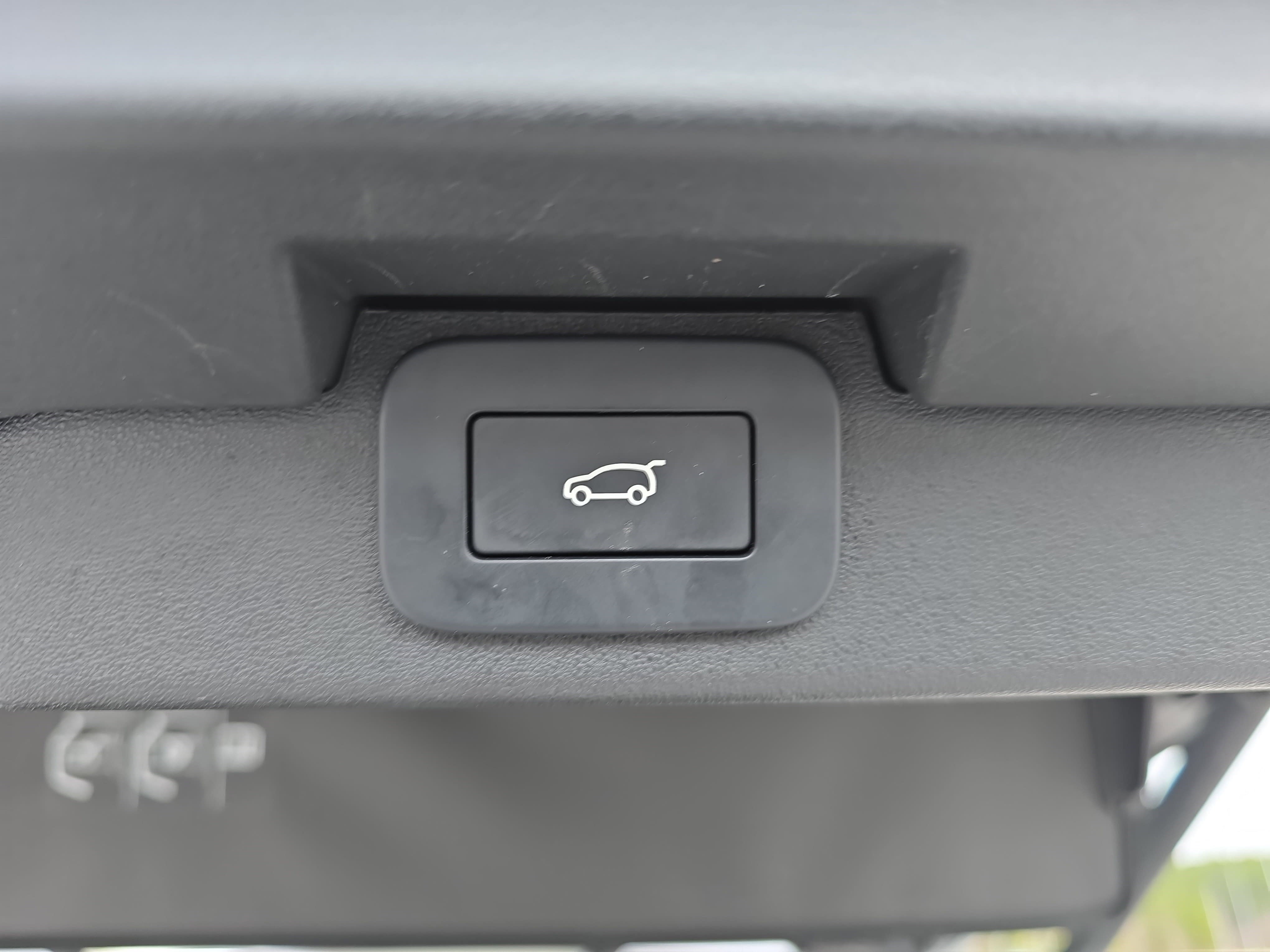 Used 2025 Land Rover Discovery S image 15
