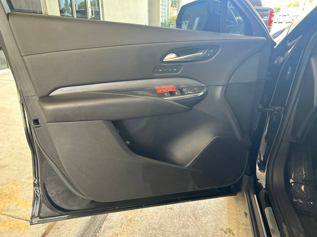 Used 2025 Cadillac XT4 Premium Luxury FWD image 39