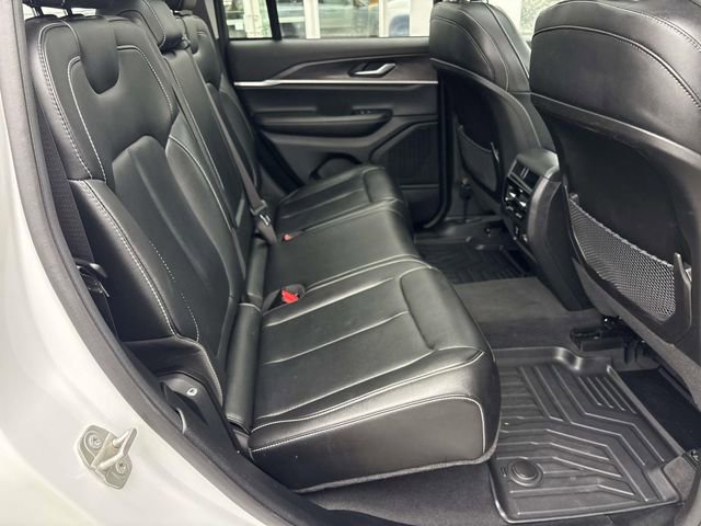 Used 2023 Jeep Grand Cherokee Limited w/ Black Appearance Package AWD/4WD image 16