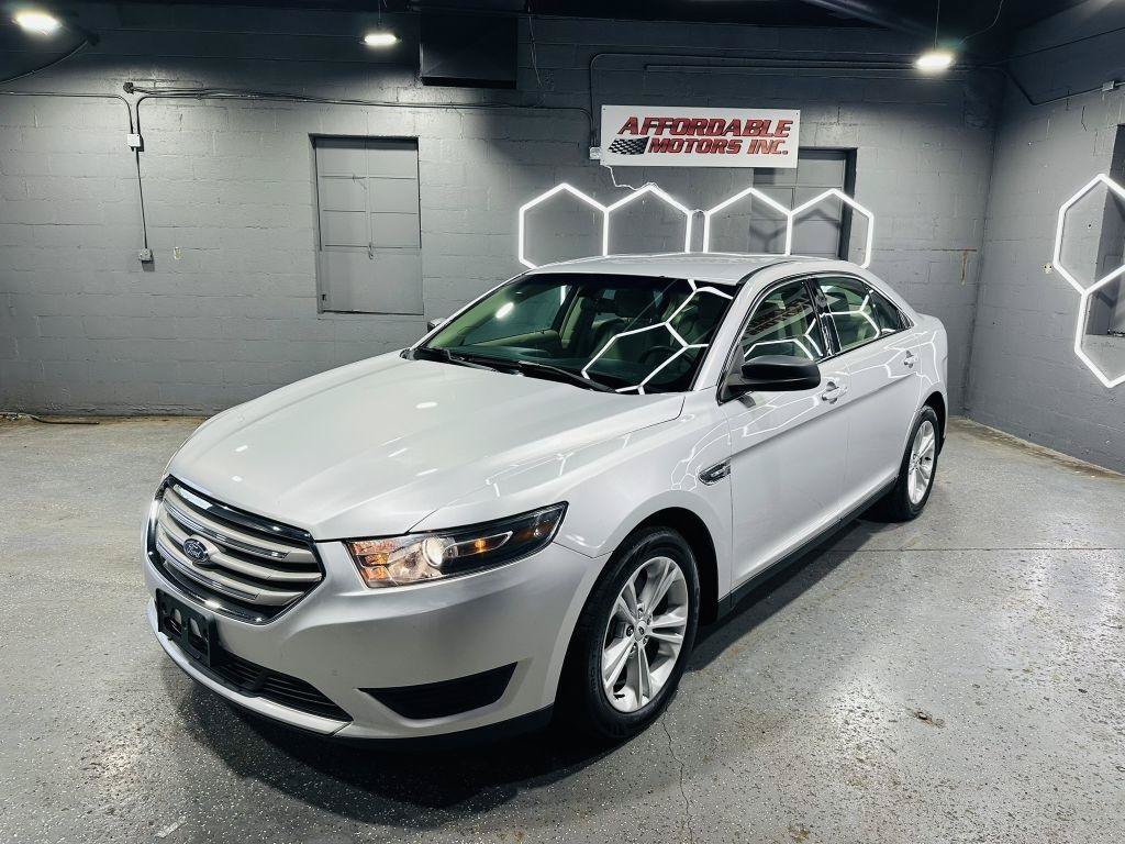 Used 2017 Ford Taurus SE FWD image 2
