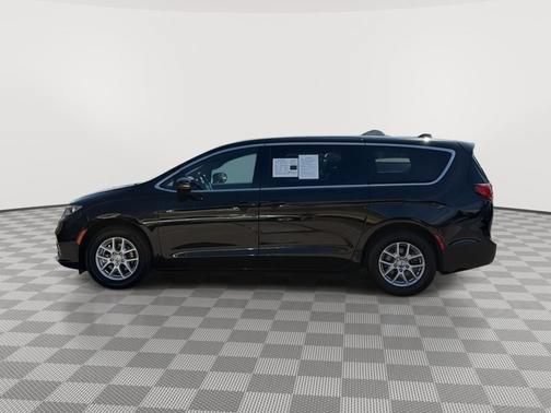 Used 2025 Chrysler Pacifica Select FWD image 6