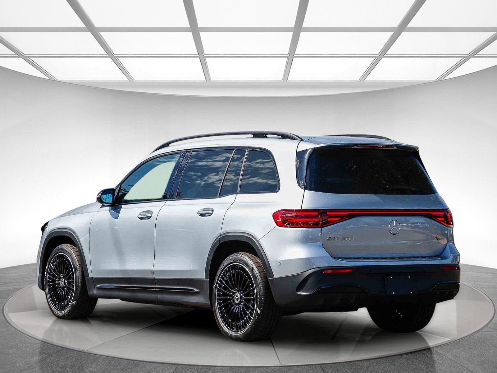 Used 2024 Mercedes-Benz EQB 300 4MATIC image 2