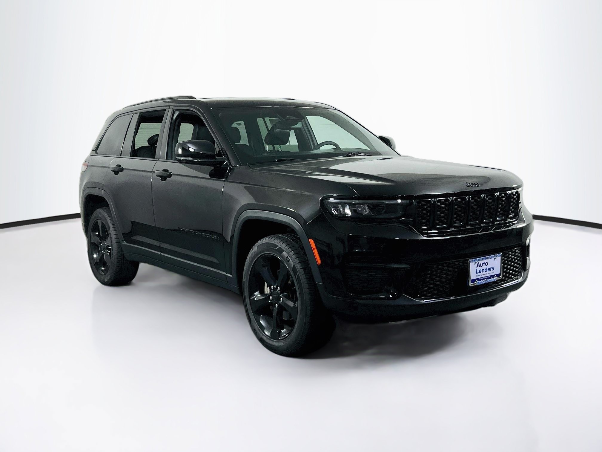 Used 2023 Jeep Grand Cherokee Altitude RWD image 3