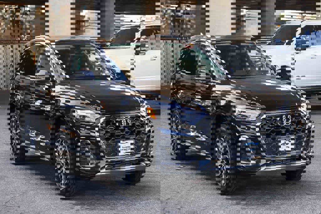 Used 2022 Audi Q5 2.0T Premium w/ Convenience Package image 3