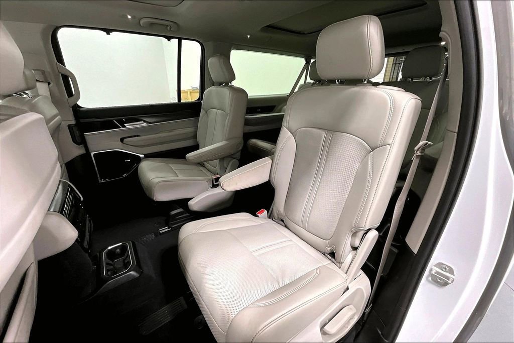 Used 2024 Jeep Wagoneer L Series III w/ Premium Group I image 35