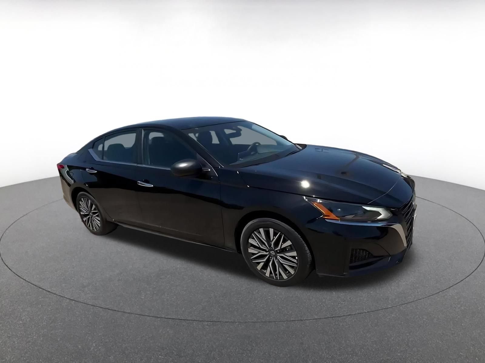 Used 2025 Nissan Altima 2.5 SV FWD image 2