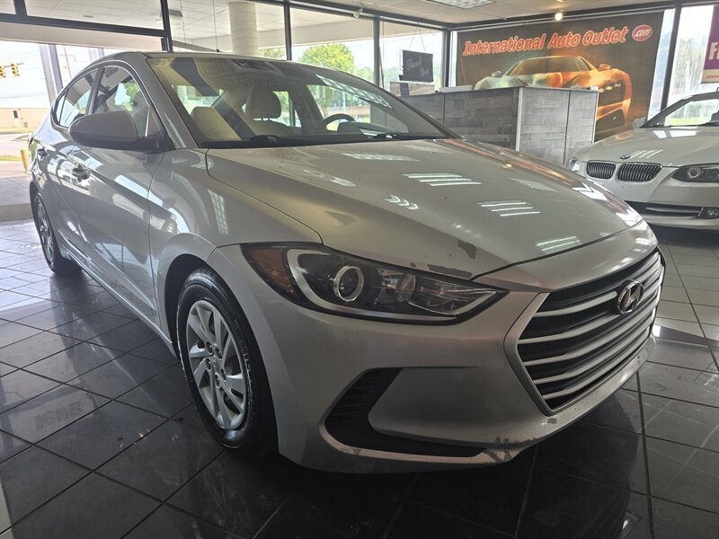 Used 2017 Hyundai Elantra SE FWD image 3