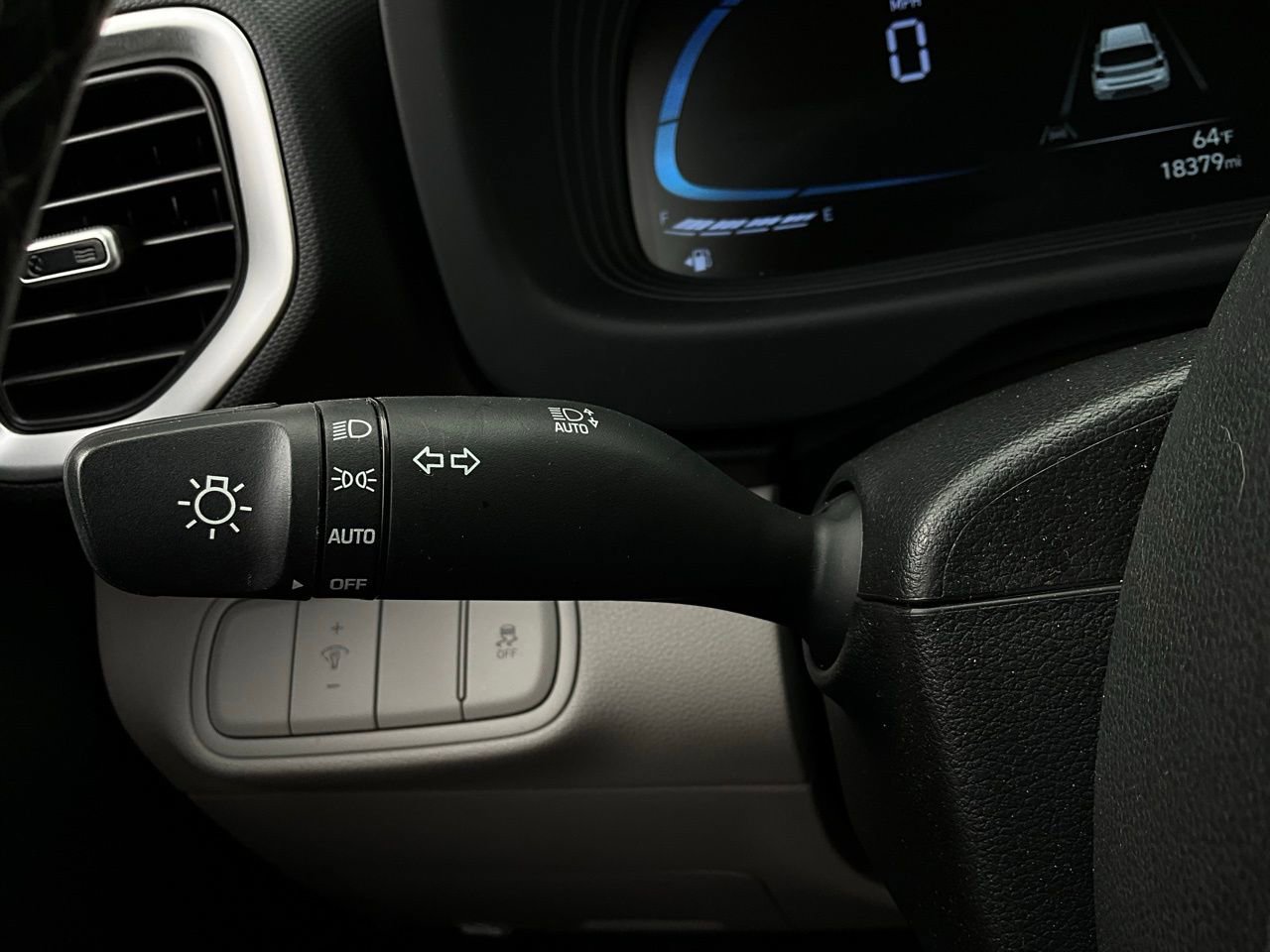 Used 2025 Hyundai Venue SEL image 36