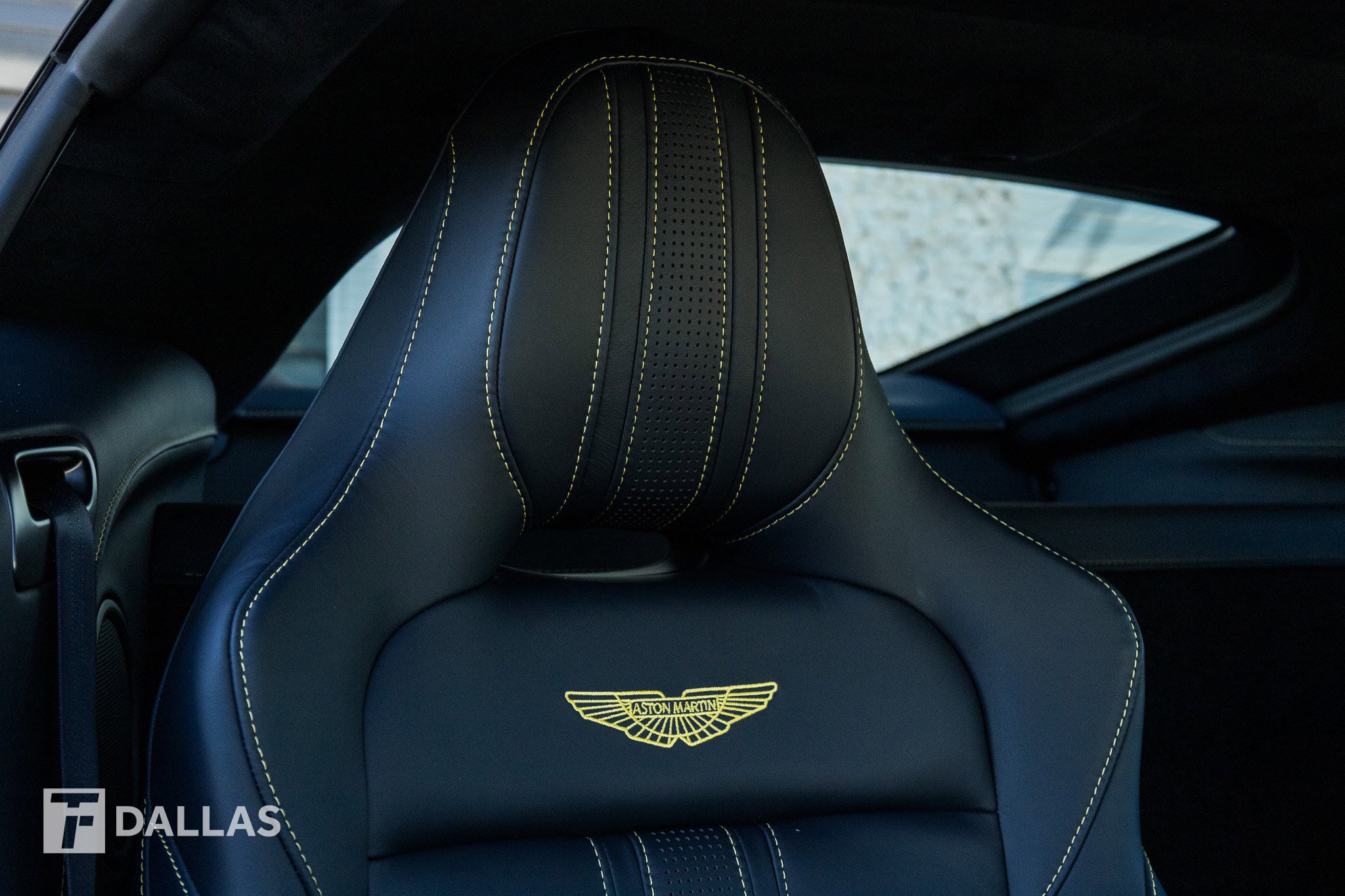 Used 2023 Aston Martin V8 Vantage Coupe image 32