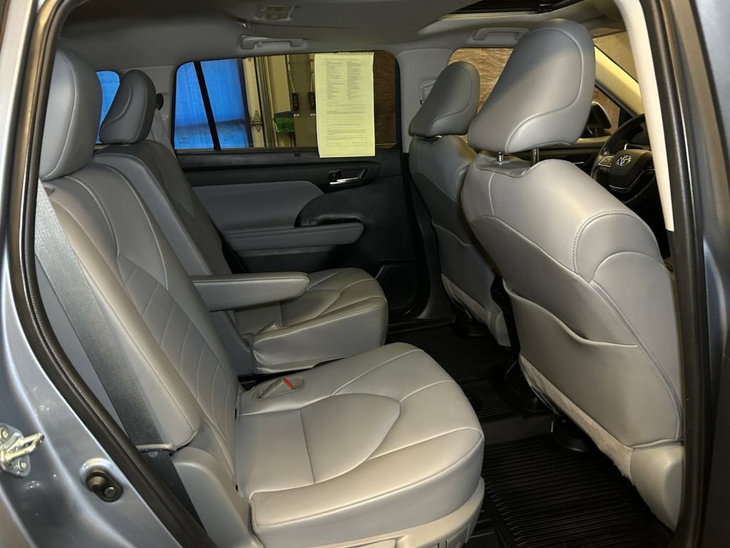 Used 2021 Toyota Highlander XLE AWD/4WD image 18