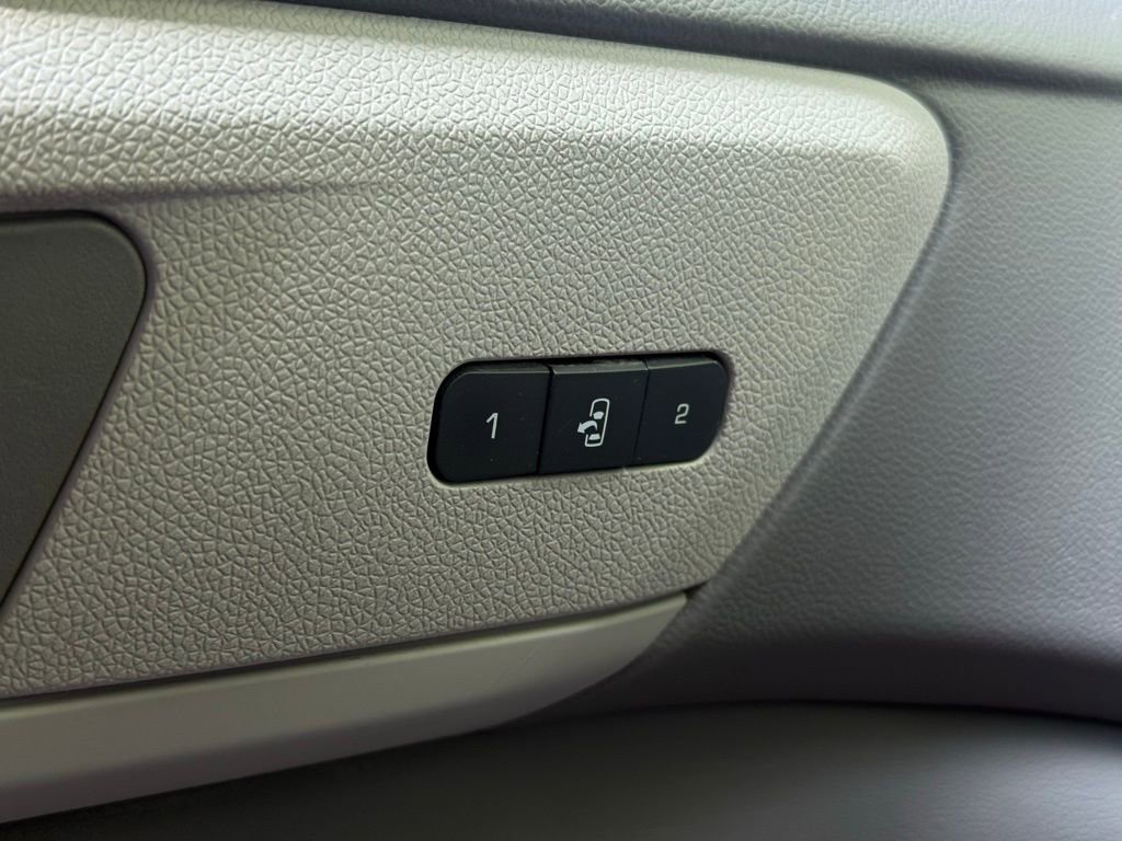 Used 2015 Chevrolet Traverse LTZ FWD image 13