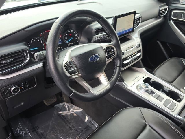 Used 2024 Ford Explorer XLT w/ Equipment Group 202A RWD image 19