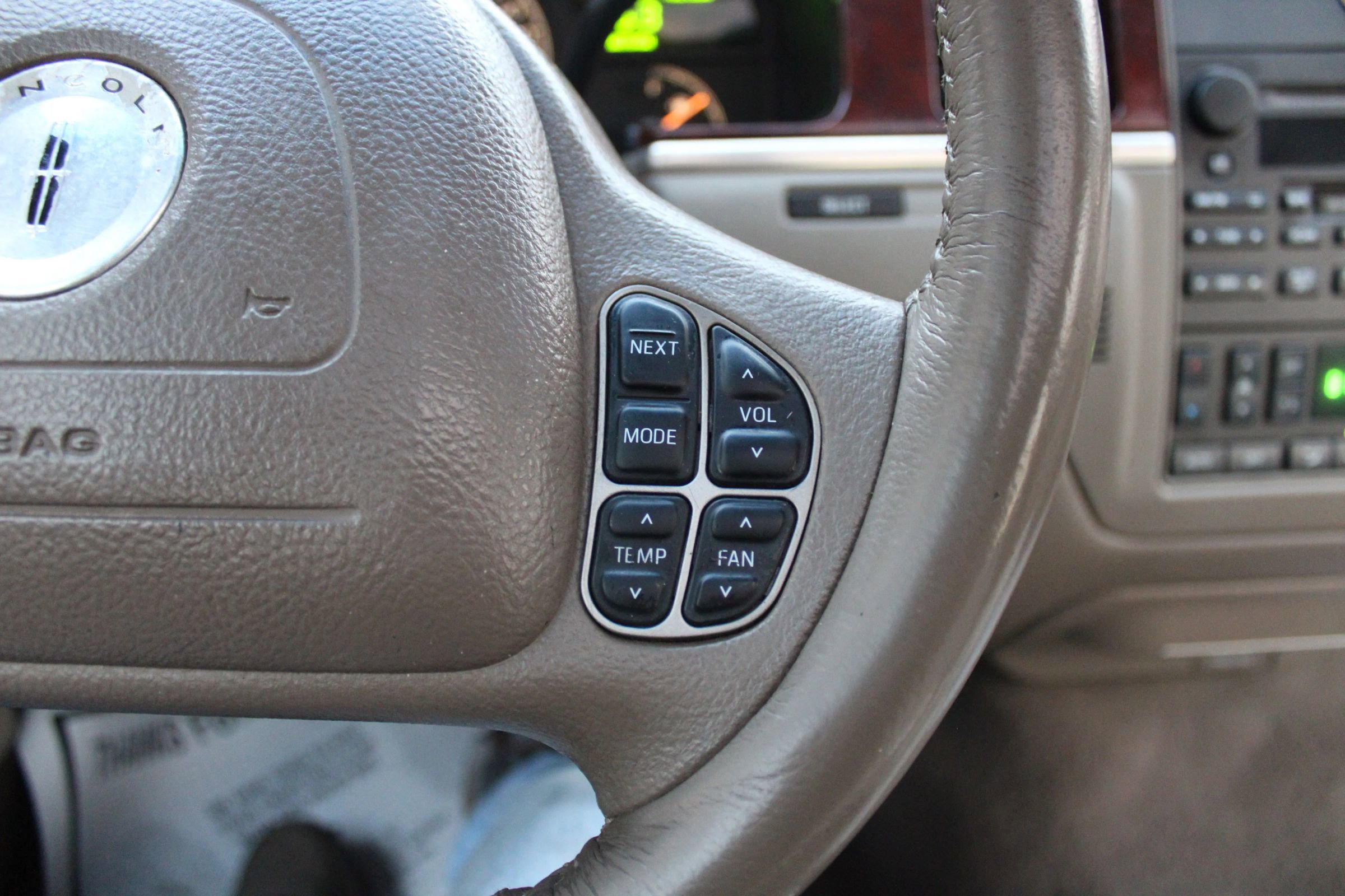 Used 2003 Lincoln Town Car Signature image 10