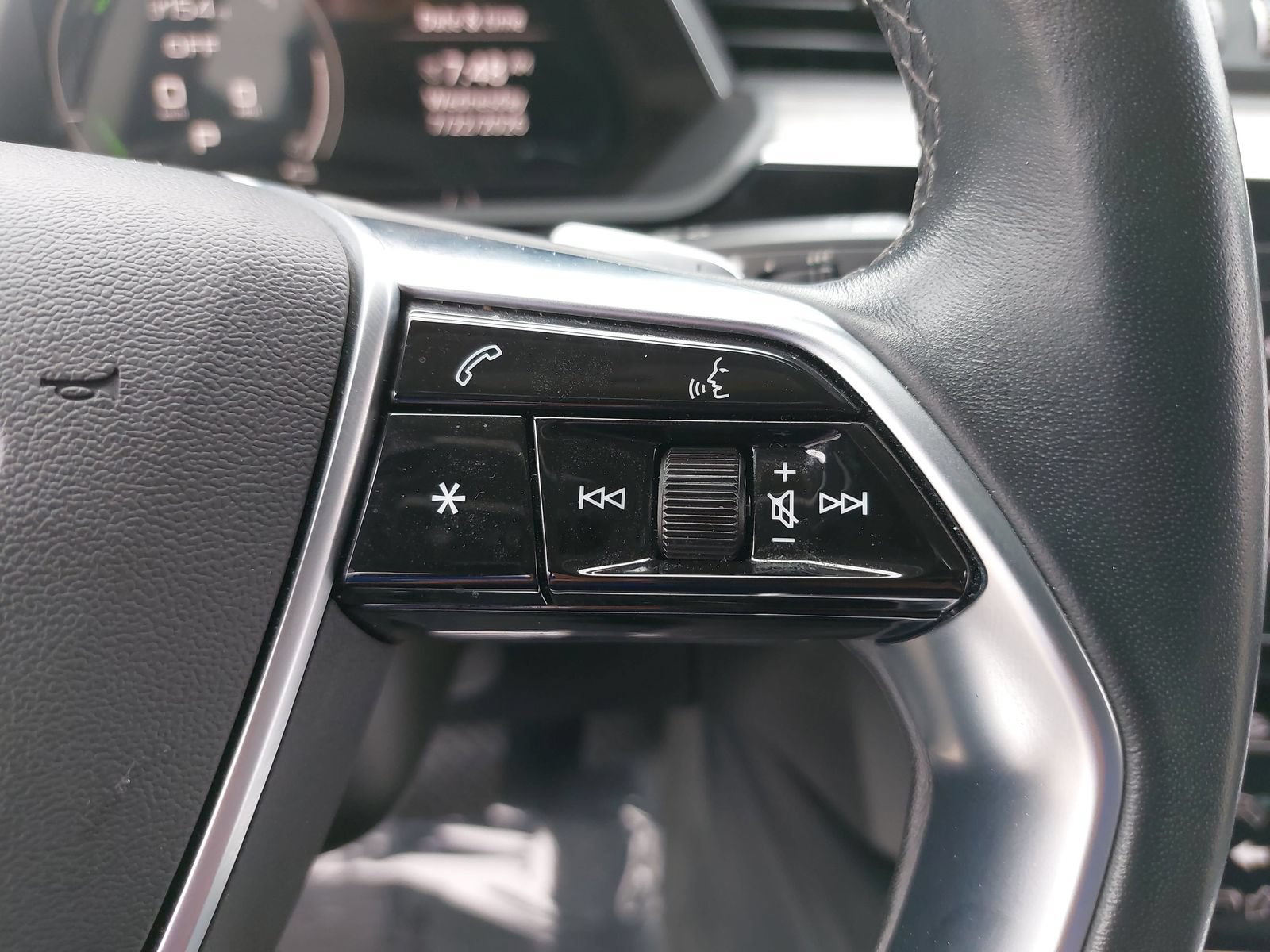 Used 2024 Audi Q8 e-tron Premium Plus AWD/4WD image 18