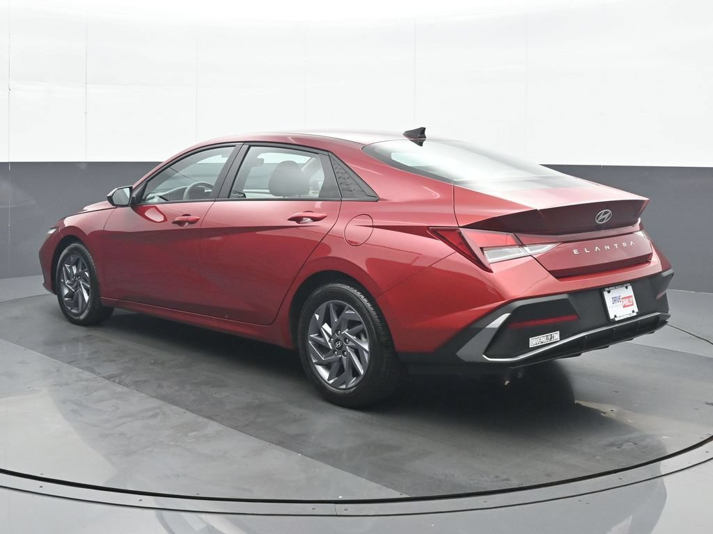 Used 2024 Hyundai Elantra SEL FWD image 4