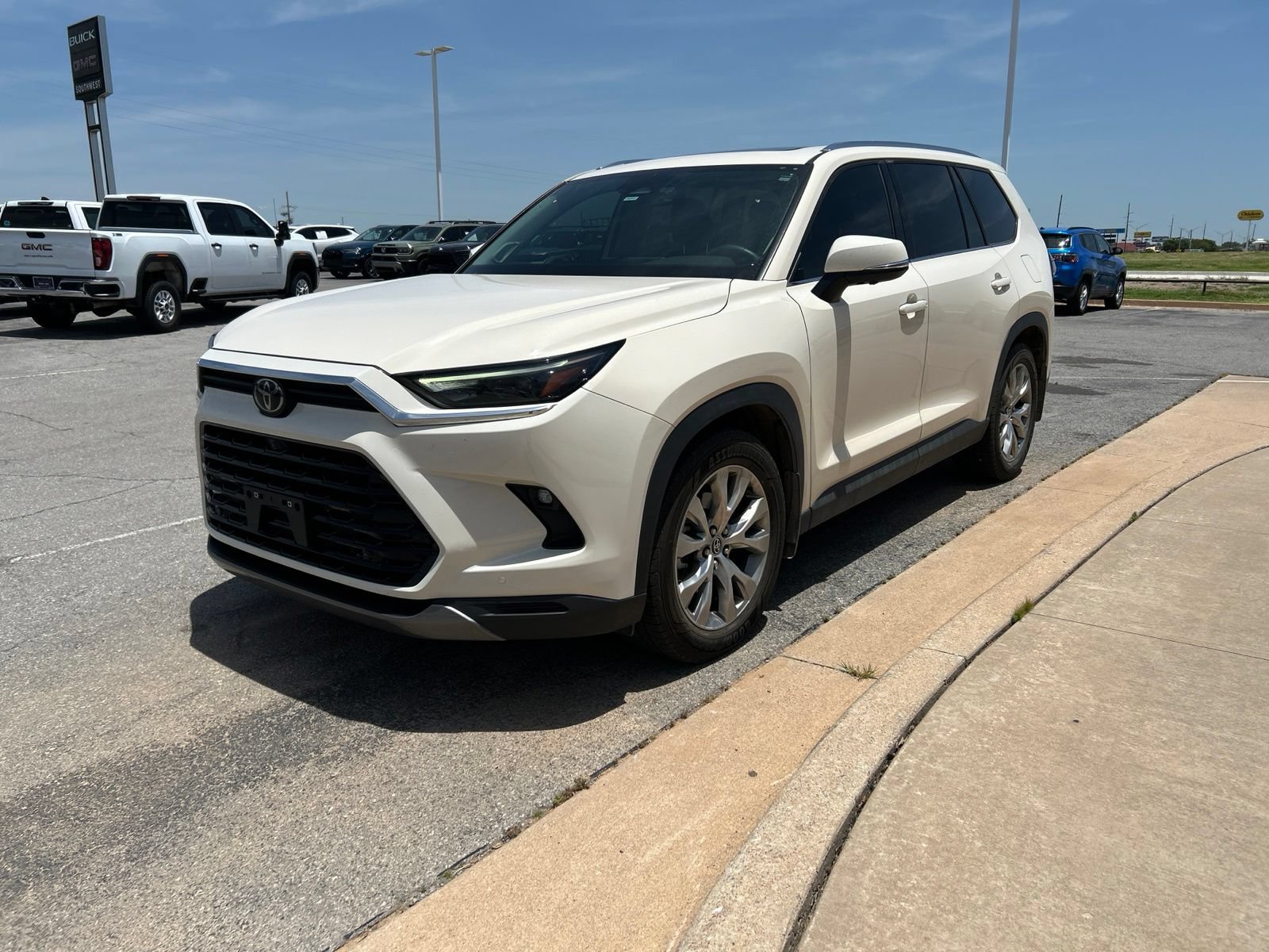 Used 2024 Toyota Grand Highlander FWD image 1