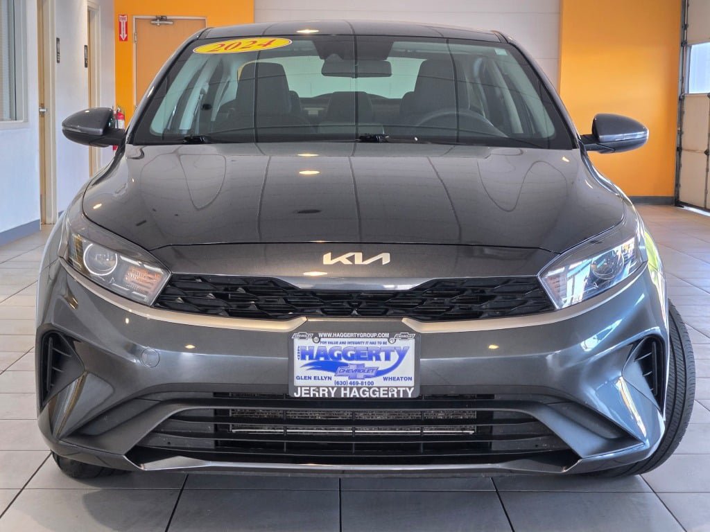 Used 2024 Kia Forte LXS w/ LXS Technology Package FWD image 3