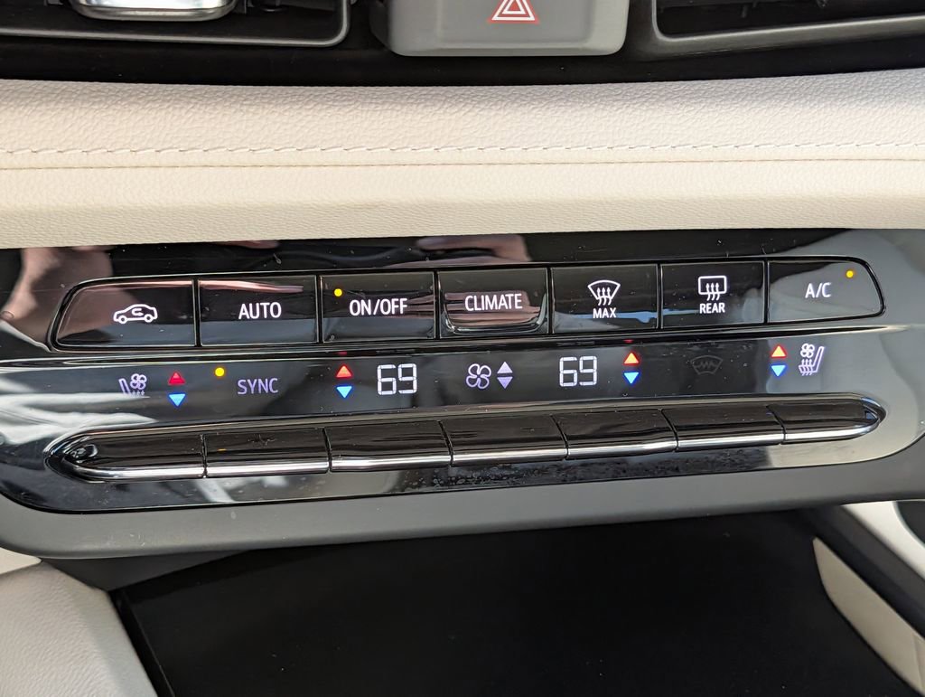 Used 2023 Buick Envision Avenir AWD/4WD image 44