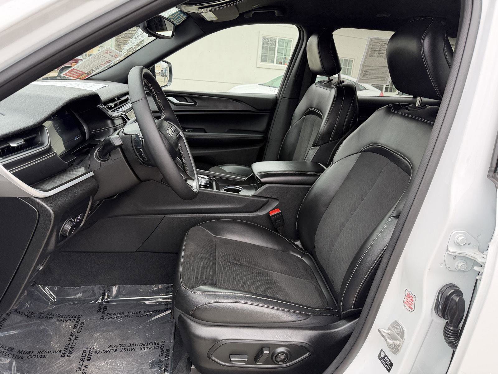 Used 2024 Jeep Grand Cherokee L Laredo image 12