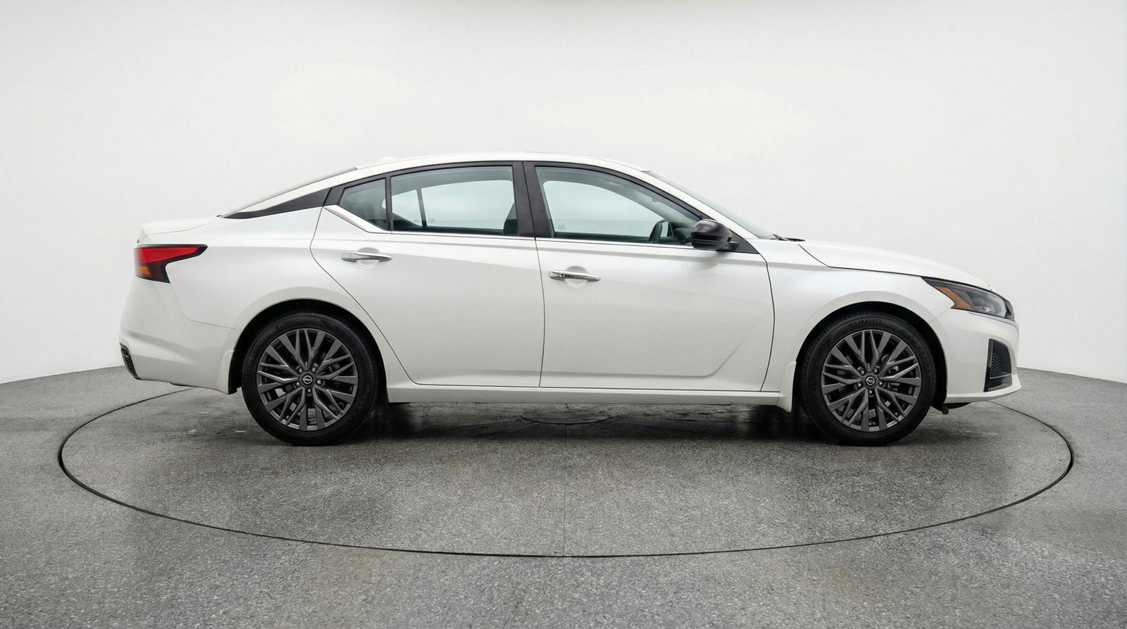 Used 2025 Nissan Altima 2.5 SV FWD image 11