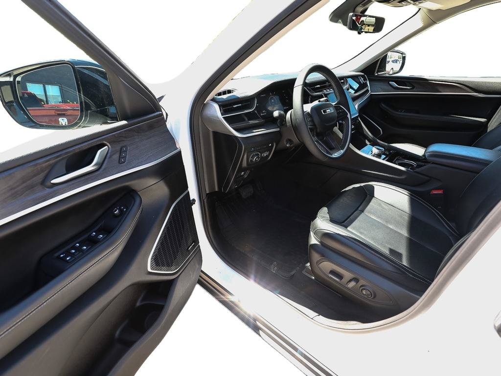 Used 2023 Jeep Grand Cherokee 4WD 4xe w/ Luxury Tech Group II image 12