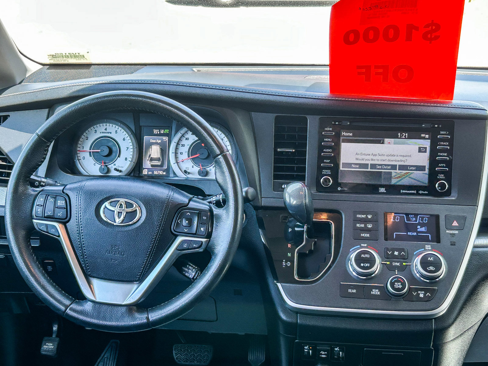 Used 2020 Toyota Sienna SE w/ SE Preferred Package FWD image 12