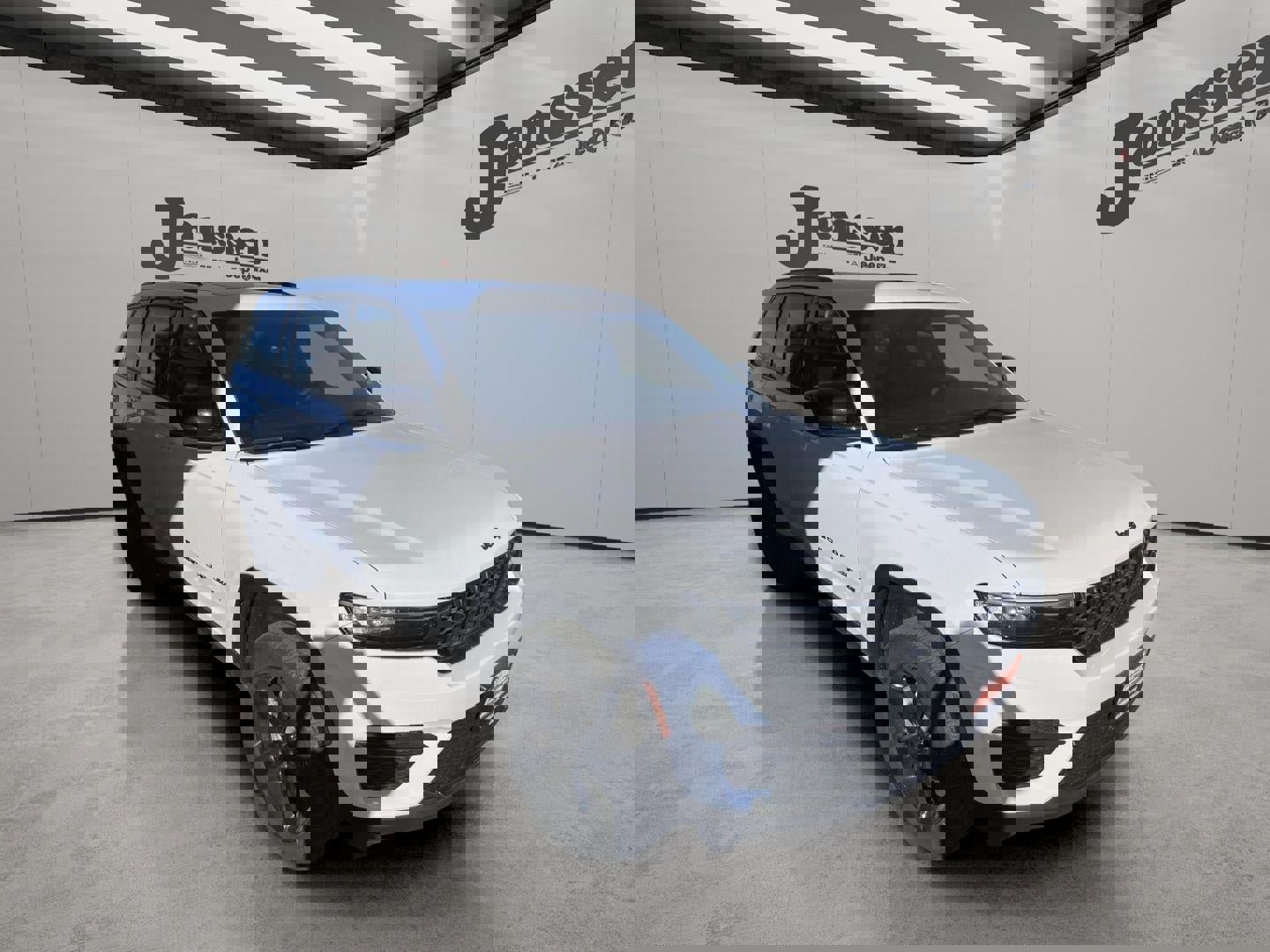 New 2025 Jeep Grand Cherokee Altitude image 4