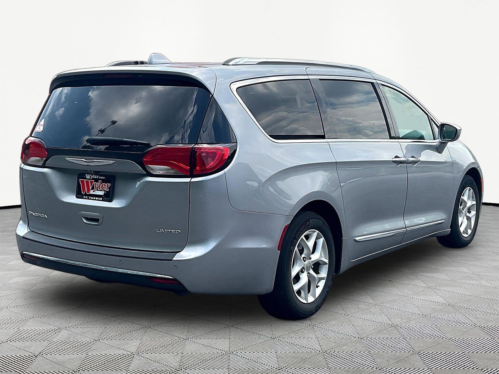 Used 2020 Chrysler Pacifica Limited FWD image 6