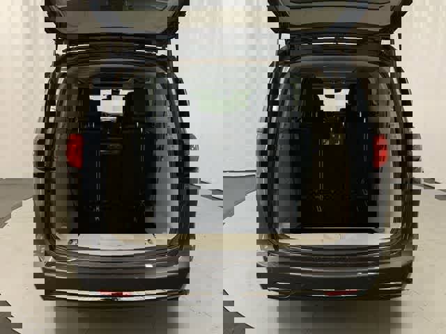 Used 2020 Chrysler Pacifica Limited w/ Advanced Safetytec Group FWD image 30