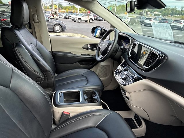 Used 2024 Chrysler Pacifica Touring-L FWD image 23