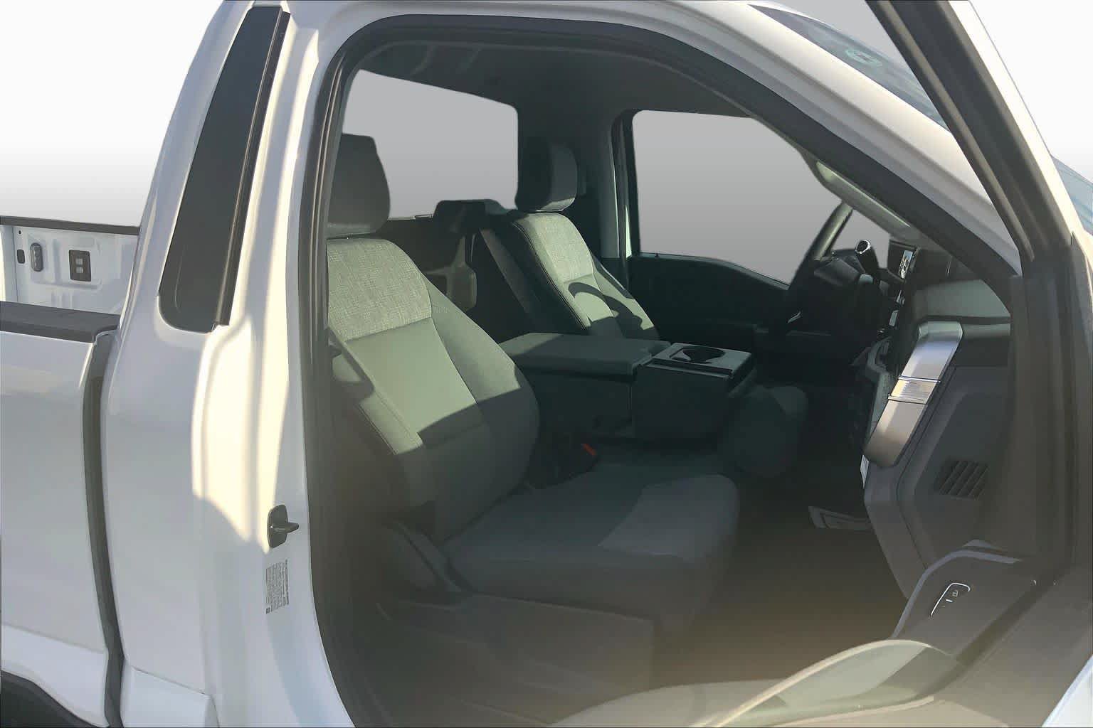 Certified 2025 Ford F250 XLT w/ Snow Plow Prep Package AWD/4WD image 9