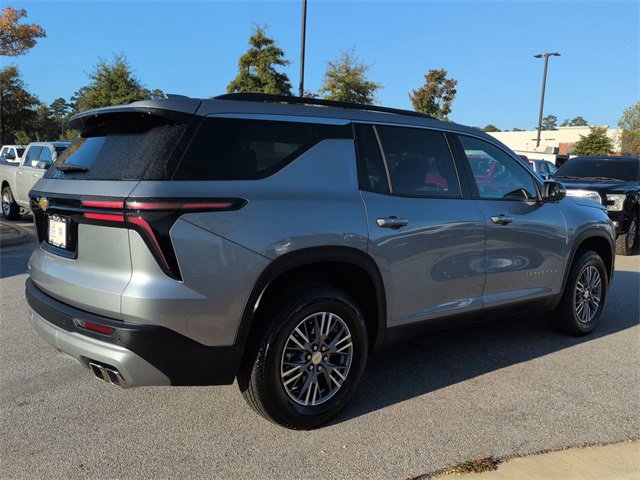 Used 2025 Chevrolet Traverse LT image 4
