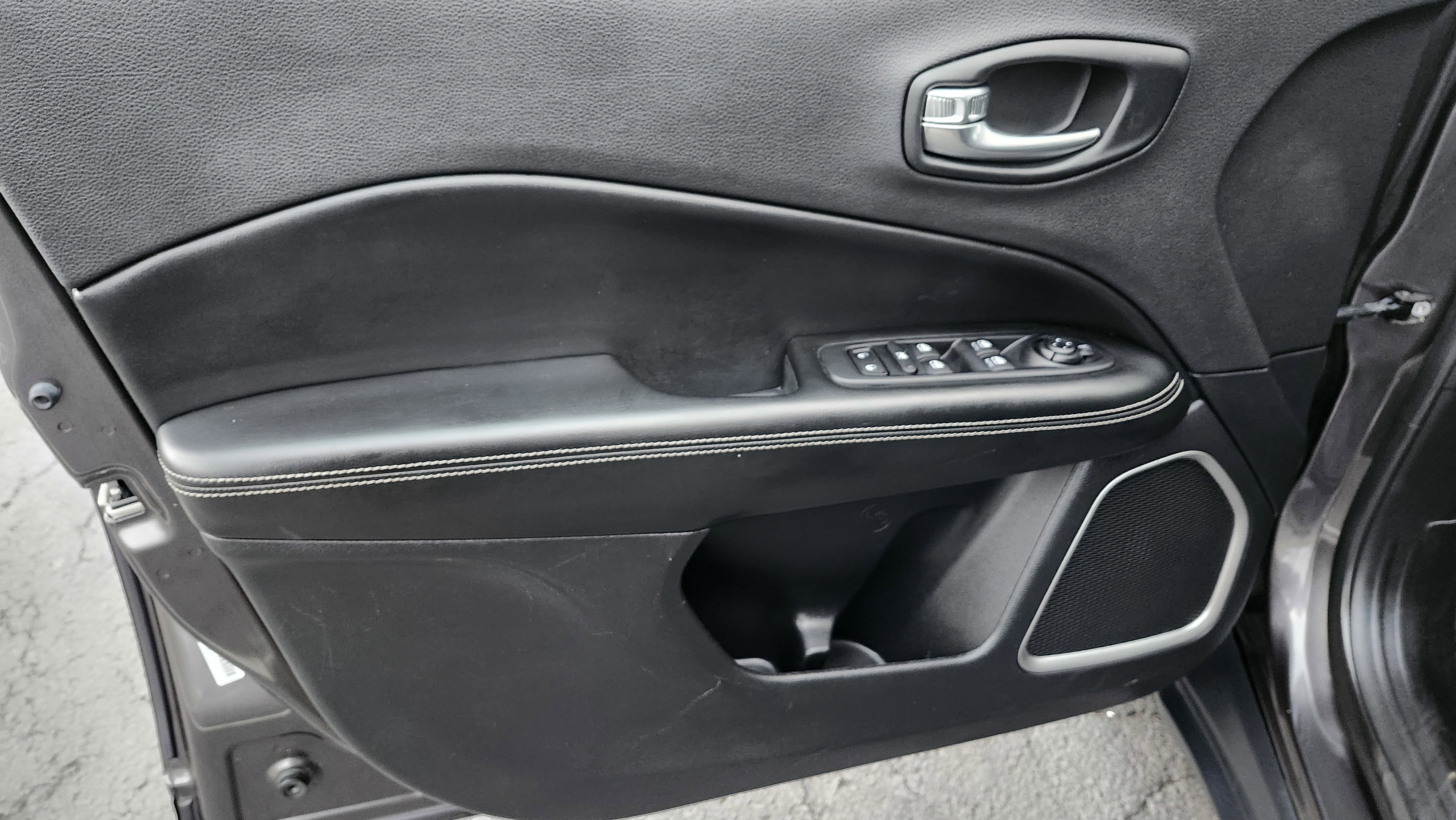 Used 2021 Jeep Compass Latitude w/ Driver Assistance Group image 26