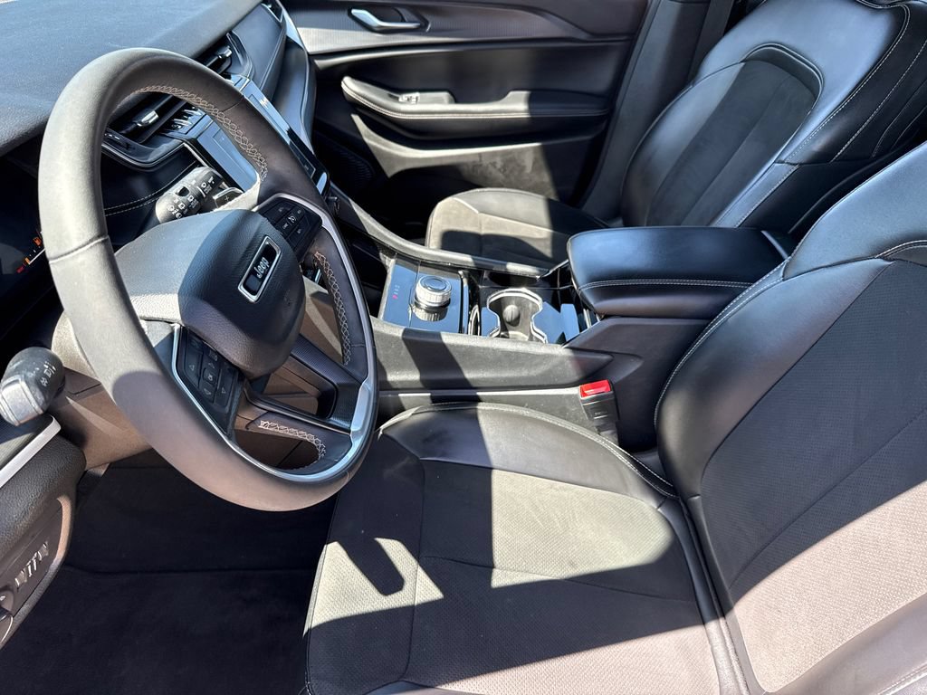 Used 2023 Jeep Grand Cherokee Altitude RWD image 19